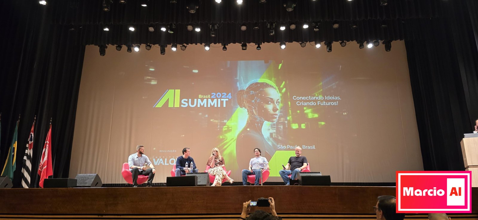 Painel no palco principal do AI Summit Brasil 2024