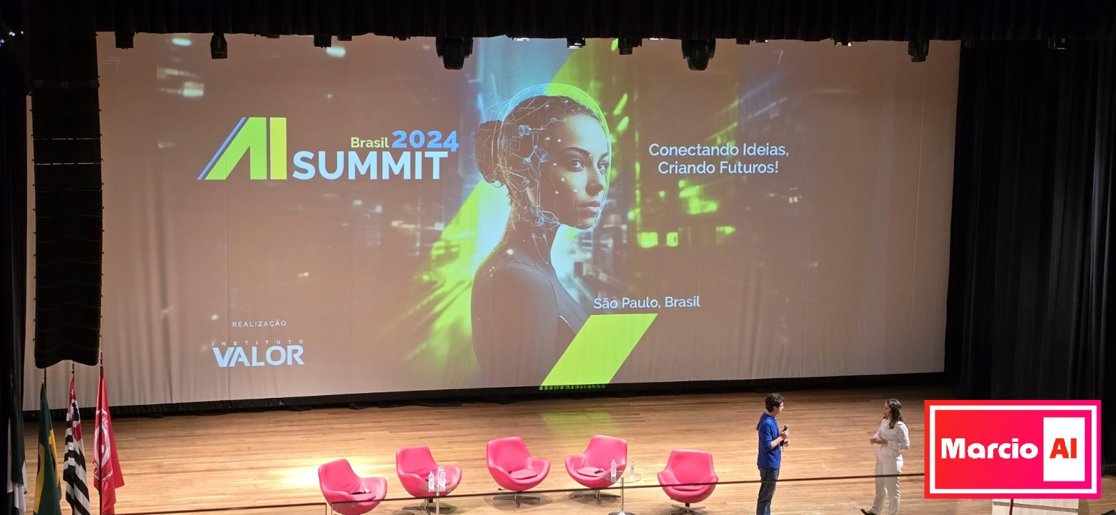 Plateia e palco do AI Summit Brasil 2024
