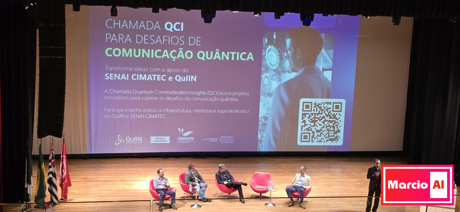 Grupo de palestrantes no palco do AI Summit Brasil 2024